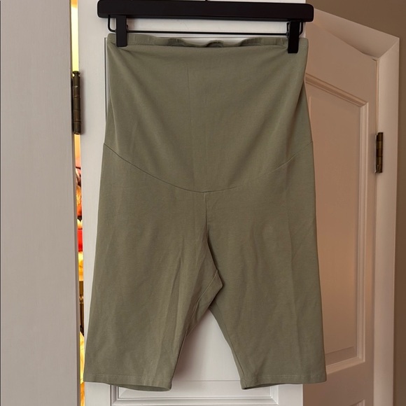 H&M maternity set biker shorts & tee size medium - Picture 3 of 9